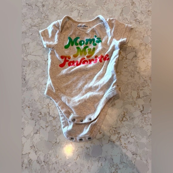 6-12M Old Navy - Gray 'Mom's My Favorite' Onesie - Picture 1 of 6